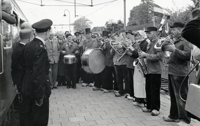 167877 Afbeelding van een boerenkapel op het perron van het N.S.-station Velp te Velp,tijdens de ontvangst van de ...
